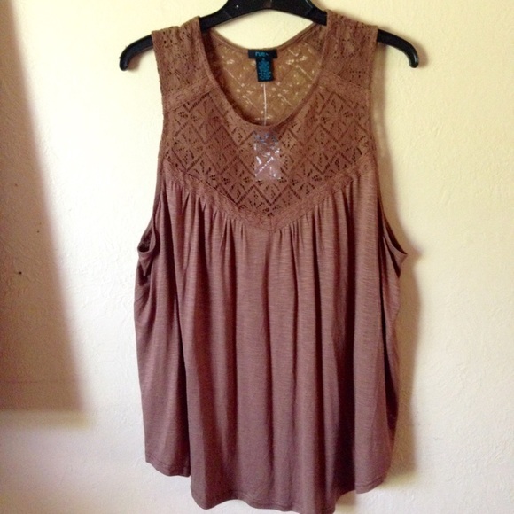 NWT - Size 1X Sleeveless Top with Lace Yoke - Picture 2 of 8